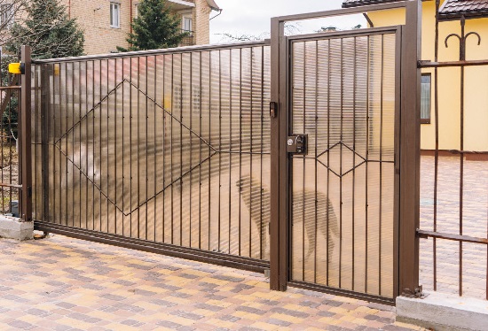 Купить ворота из профлиста с элементами ковки, с металлическими столбами в рамке или под дерево в Мысках от 157545 руб
